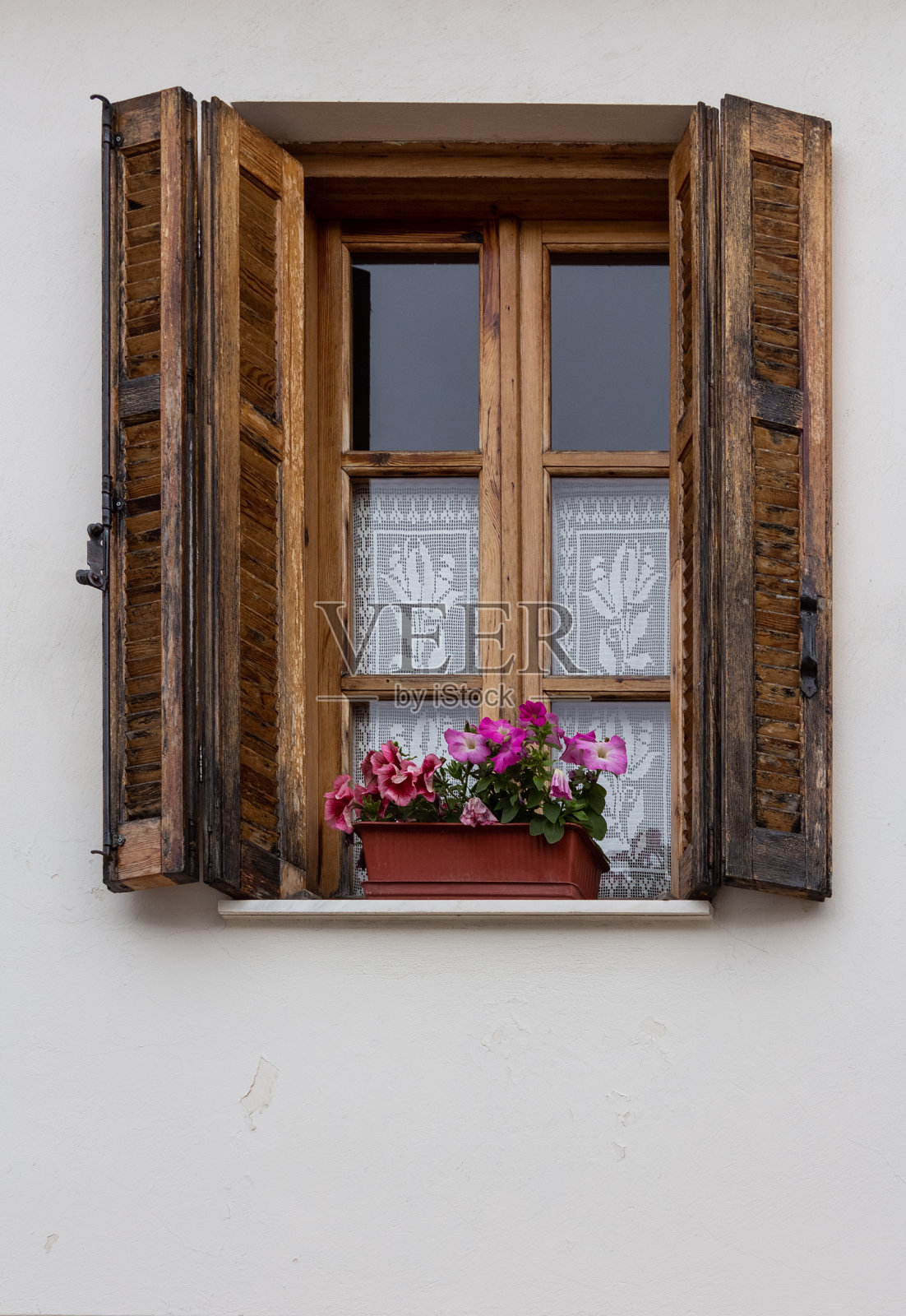 沿着窗台开着漂亮的粉红色花朵照片摄影图片