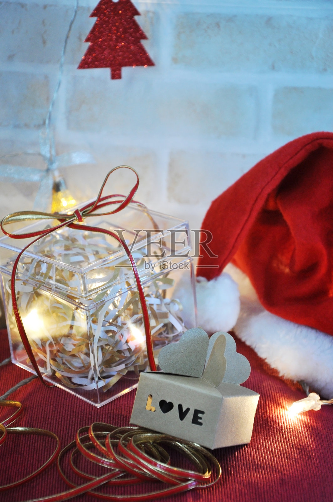 圣诞装饰上的爱的话语纸盒照片摄影图片