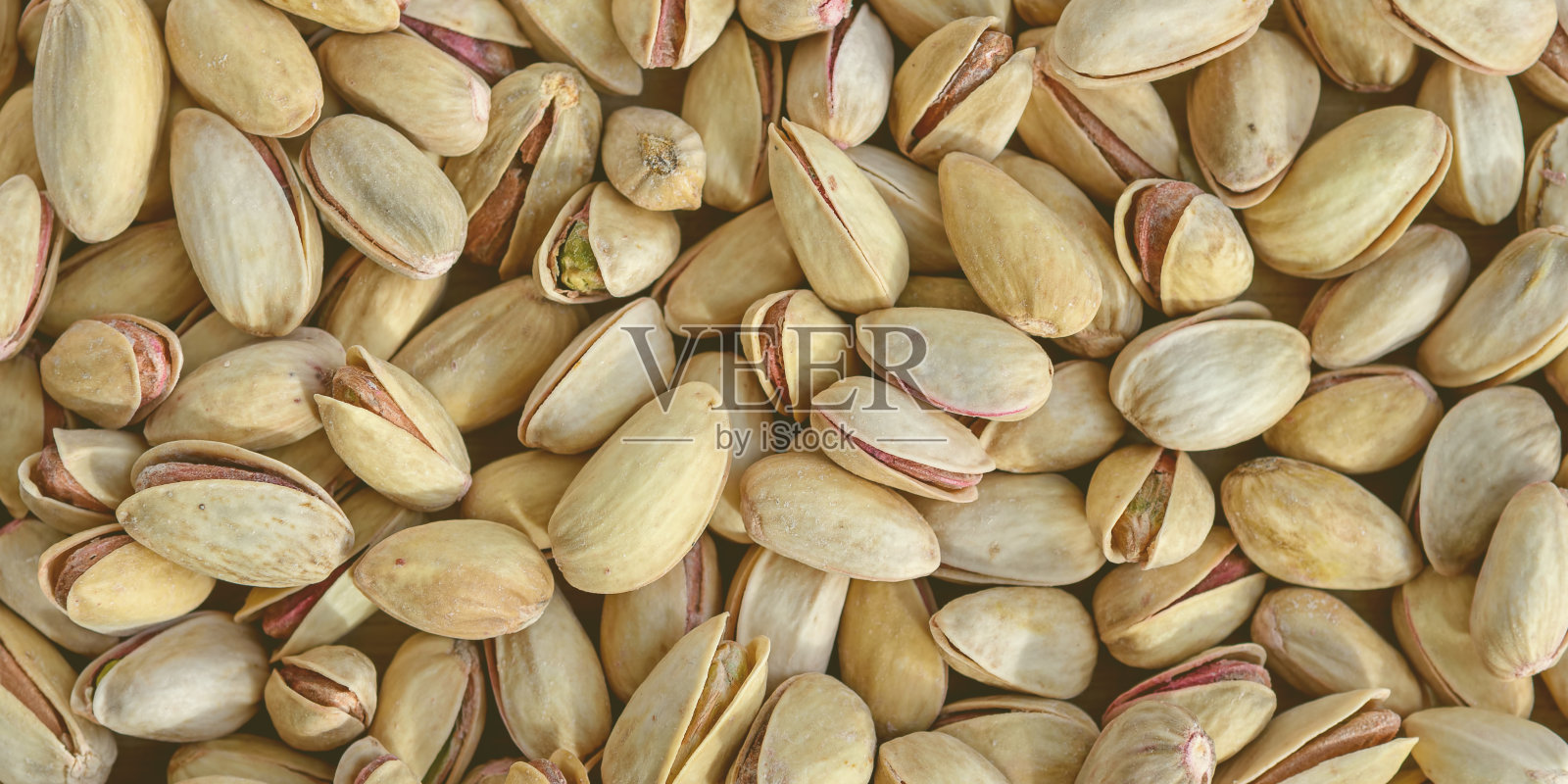 背景由盐开心果制成(成坚果壳)。关闭了。食品的背景。全景。照片摄影图片