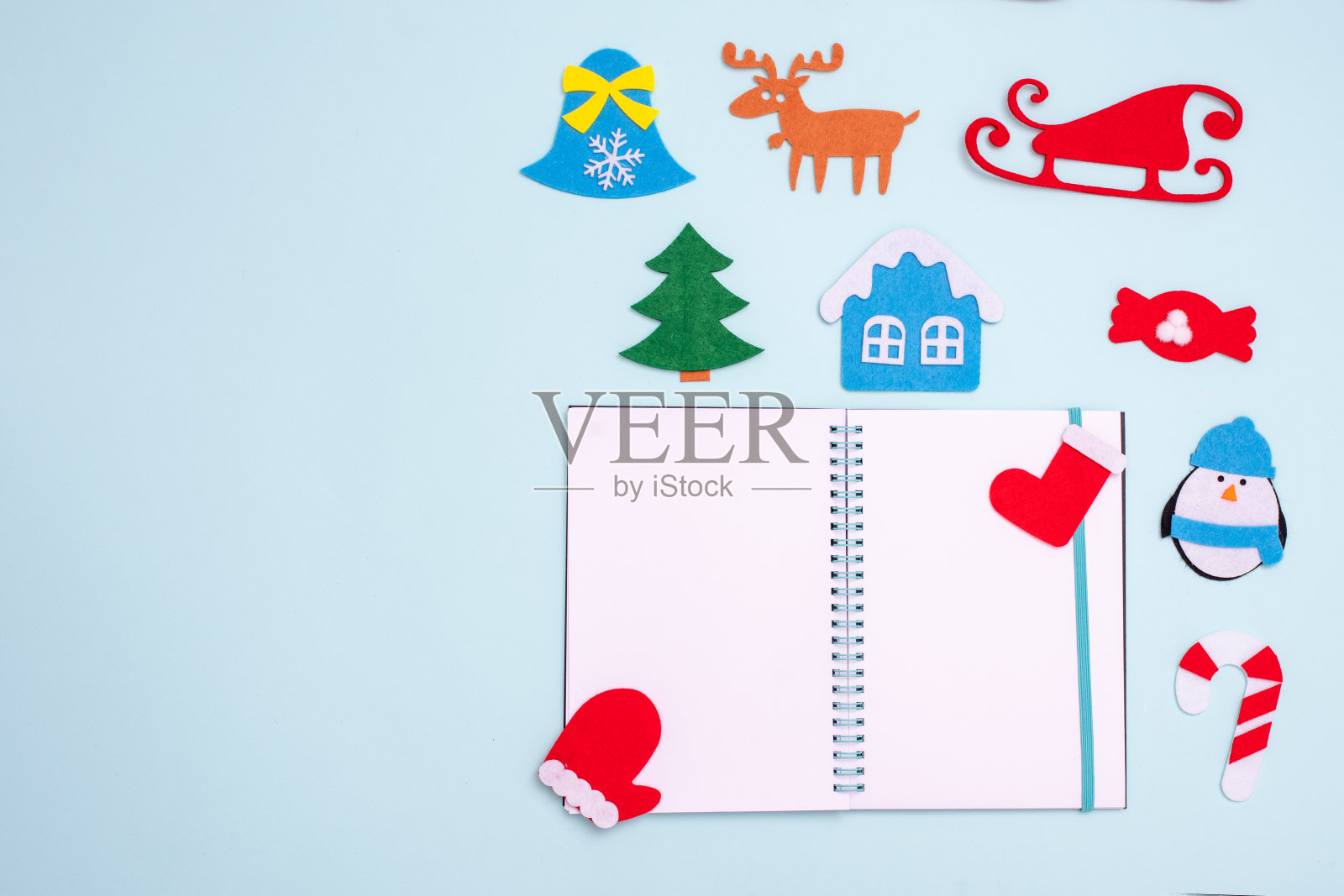 圣诞卡和新年贺卡。平面构图与空白打开记事本和圣诞玩具在蓝色的背景照片摄影图片
