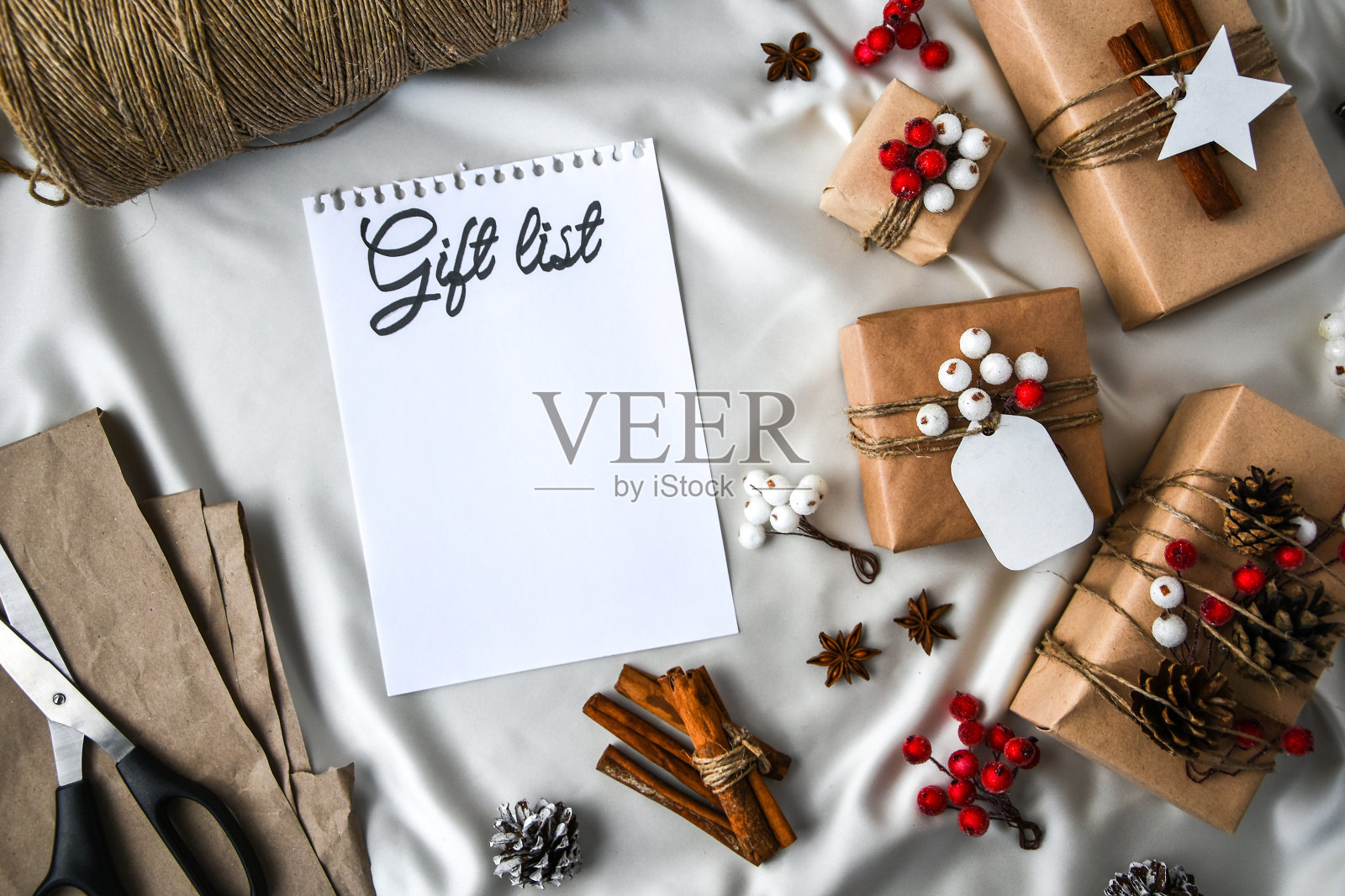 笔记本与礼物清单文字零浪费圣诞文字与礼品装饰在香槟色的丝绸背景。副本的空间。环保礼品工艺纸板照片摄影图片