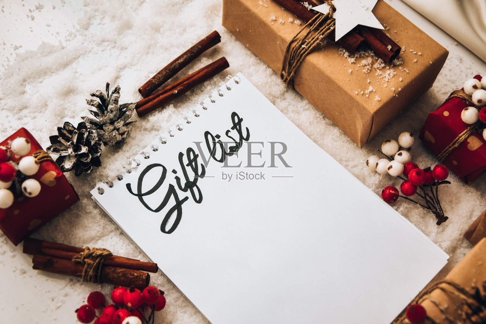 笔记本与礼物清单文本零浪费圣诞文本与装饰在白色的雪背景。副本的空间。环保的礼物工艺纸板照片摄影图片