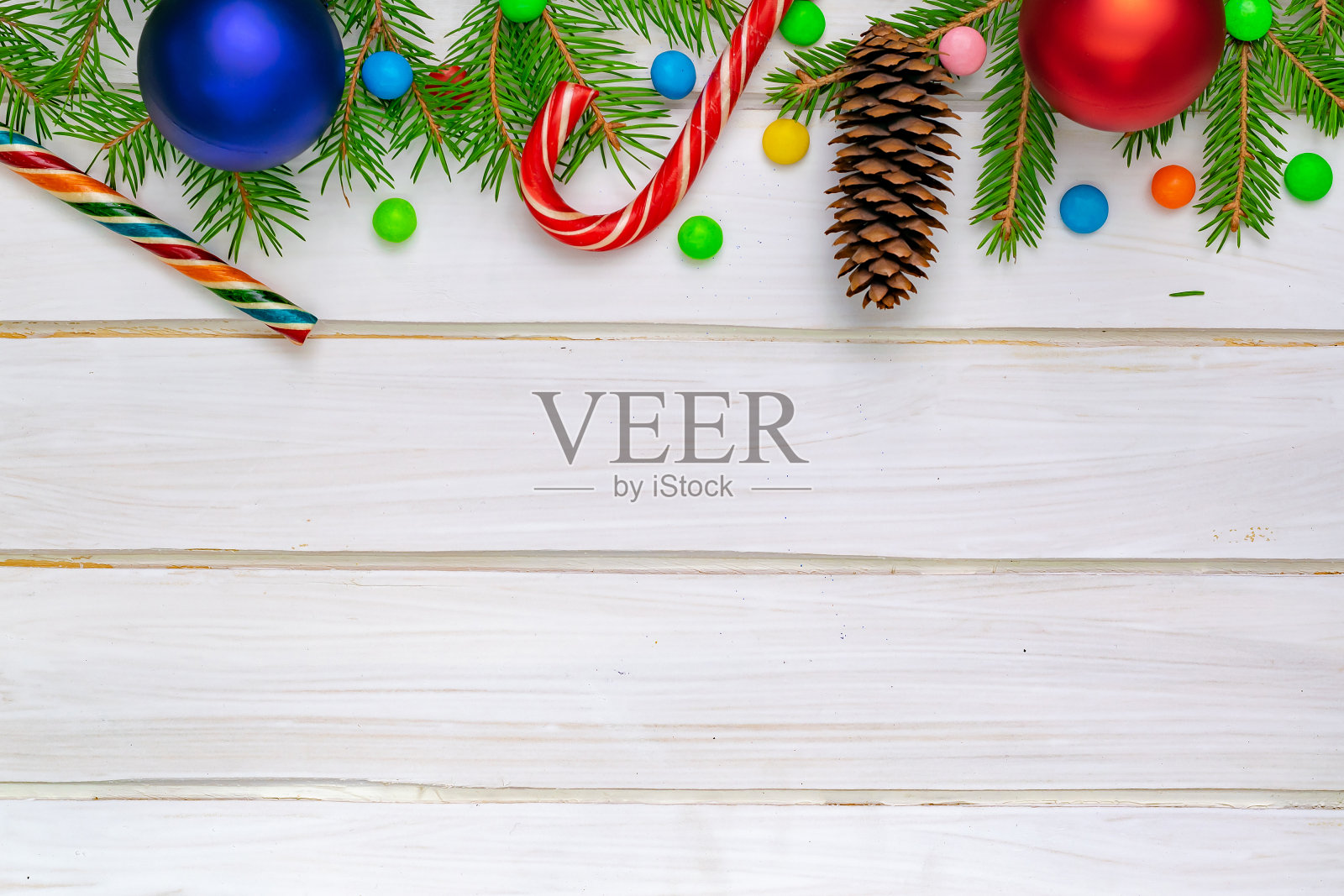 圣诞背景，绿冷杉枝，红蓝黄球，糖果，锥形照片摄影图片