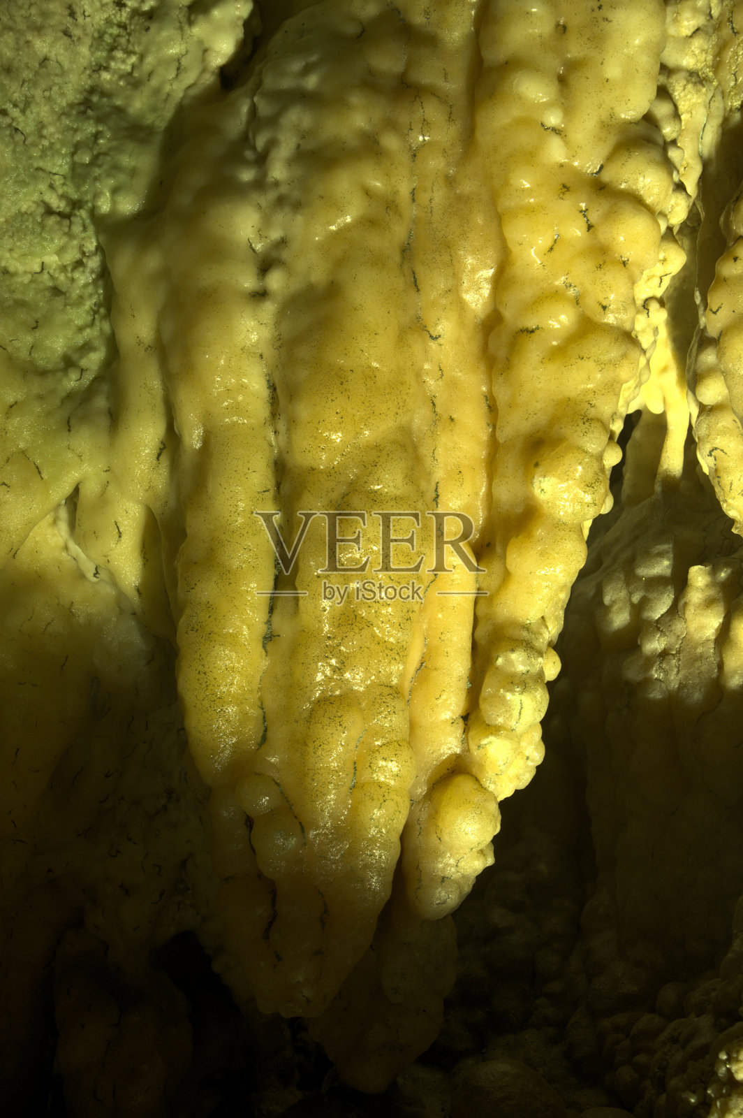 瑞士巴尔“Höllgrotten”洞穴中的钟乳石照片摄影图片