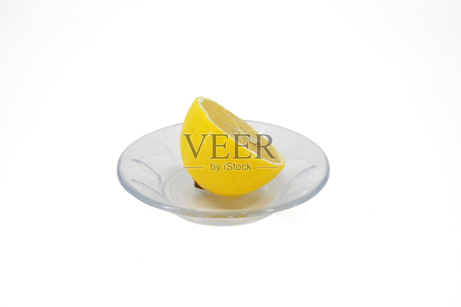 将黄色柠檬切片放入盘中照片摄影图片