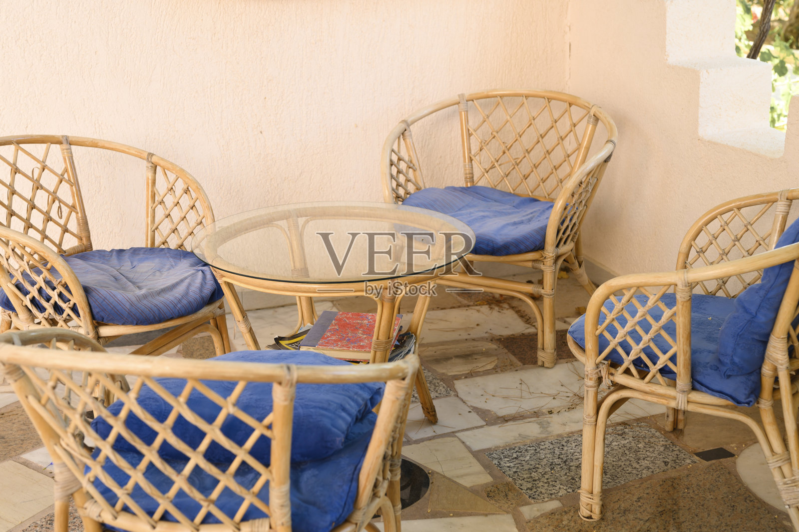 柳条木椅和咖啡桌，用于放松和社交与家人或朋友的户外村庄阳台的房子照片摄影图片