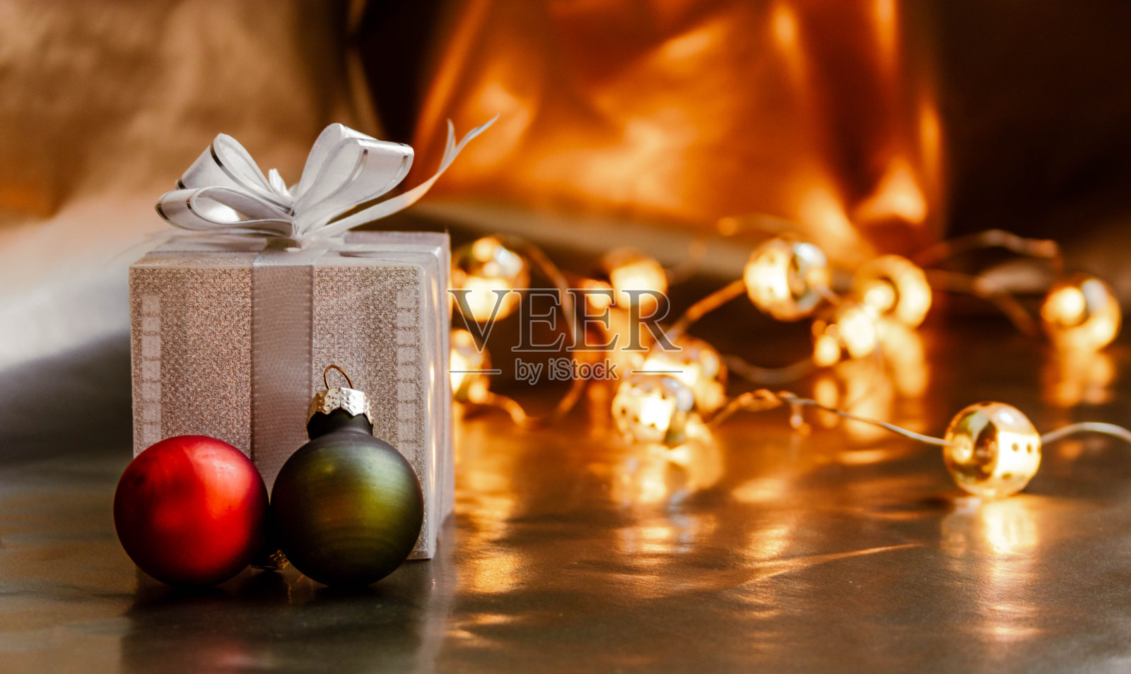 圣诞作文与礼物盒和圣诞灯。照片摄影图片