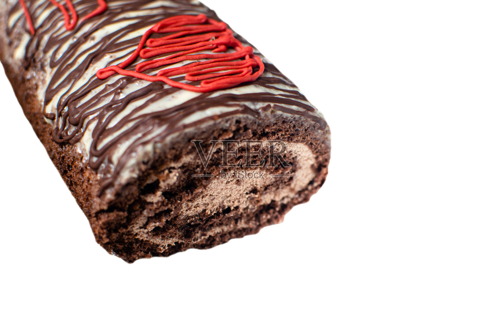 瑞士海绵蛋糕，奶油和巧克力孤立在白色背景。照片摄影图片