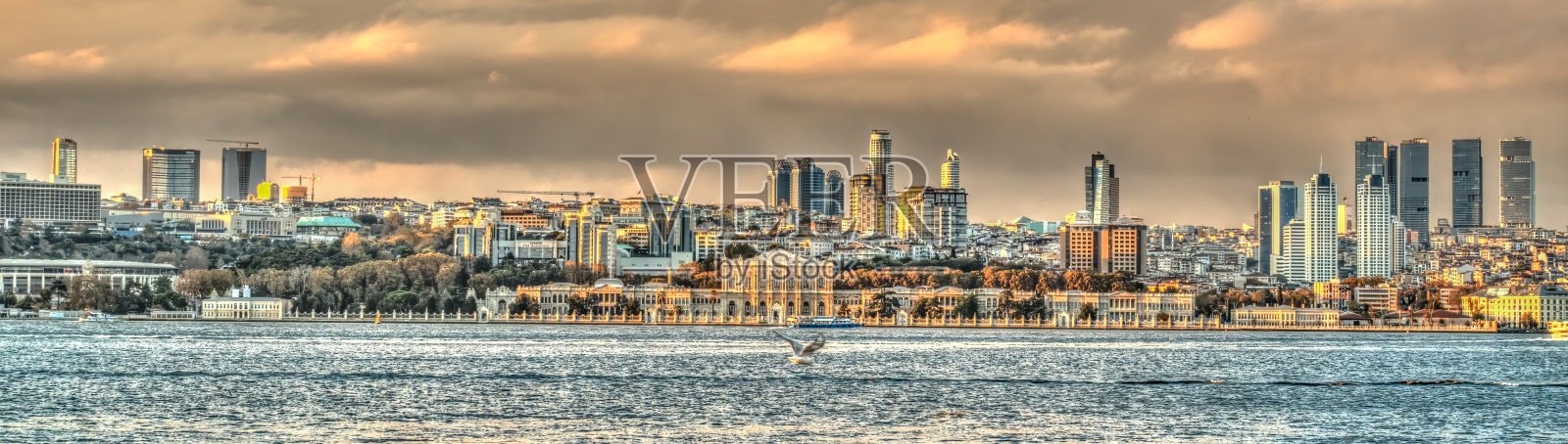 伊斯坦布尔，博斯普鲁斯海峡的日落照片摄影图片