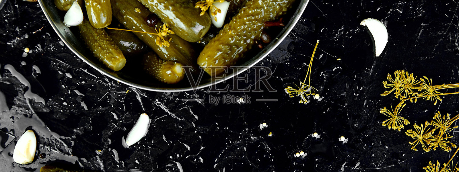 金属锅里的罐装黄瓜横幅。照片摄影图片