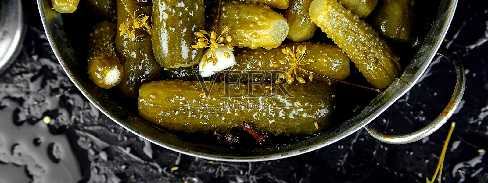 金属锅里的罐装黄瓜横幅。照片摄影图片