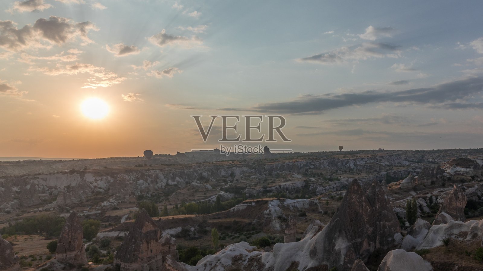 土耳其卡帕多西亚，美丽的日出和彩色的热气球起飞，在晴朗的天空中飞行照片摄影图片