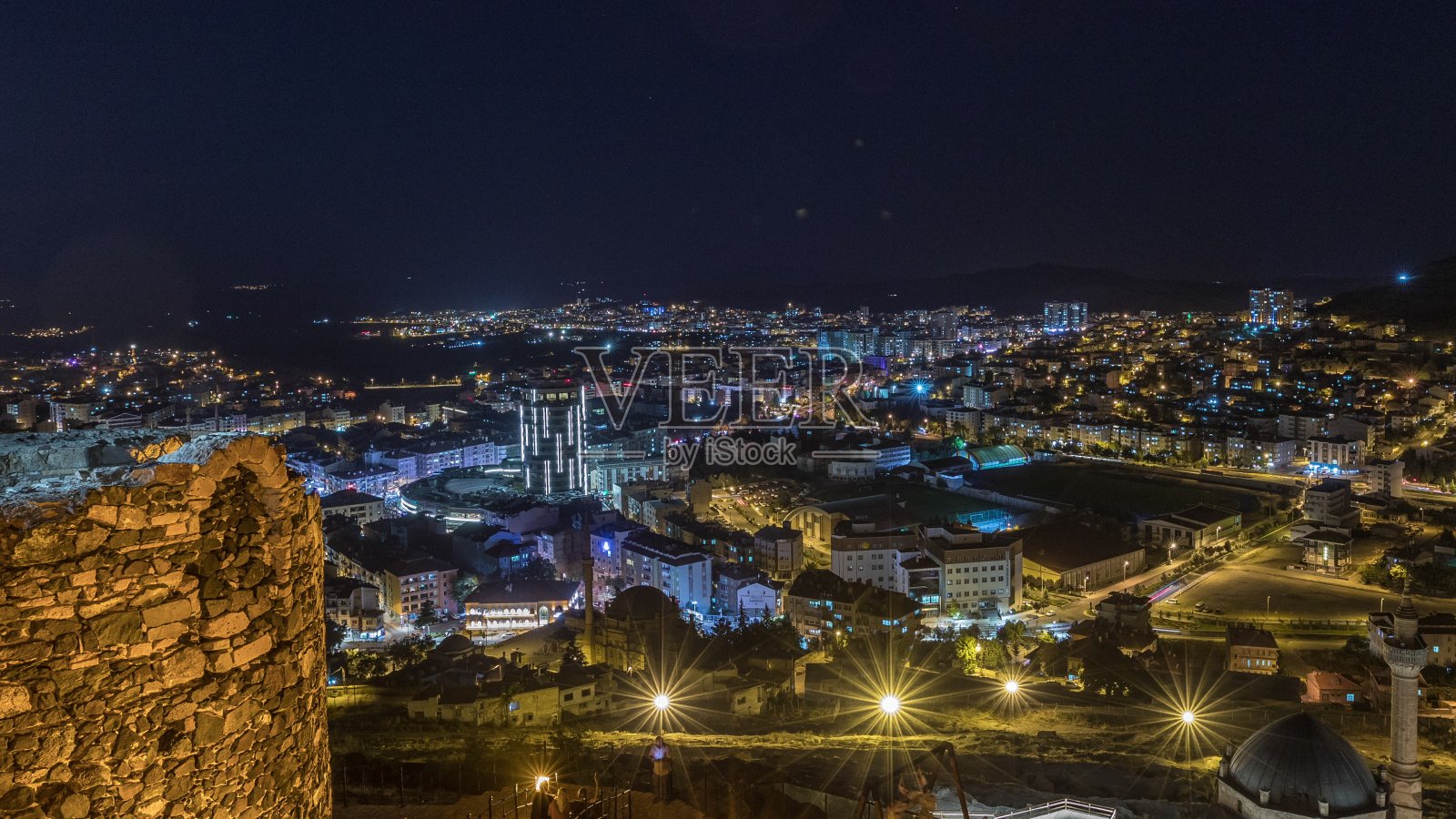 从历史名城奈瑟希尔的古堡鸟瞰夜景照片摄影图片
