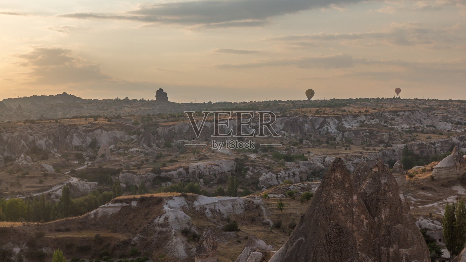 土耳其卡帕多西亚，彩色的热气球在晴朗的早晨与橙色的云空中飞行照片摄影图片