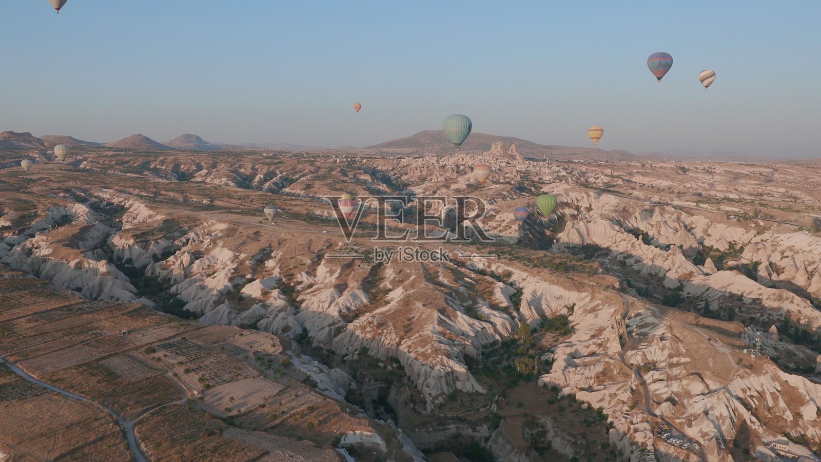 从热气球上鸟瞰日出在童话般的风景山丘Kapadokya与晨光照片摄影图片