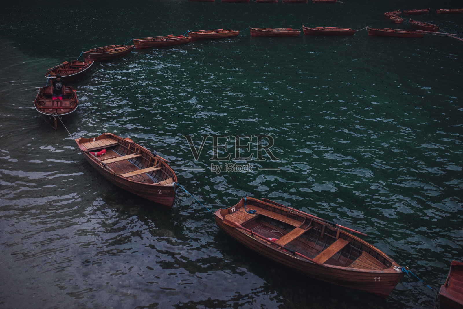 棕色的木船停在高山湖泊拉戈迪布雷斯照片摄影图片