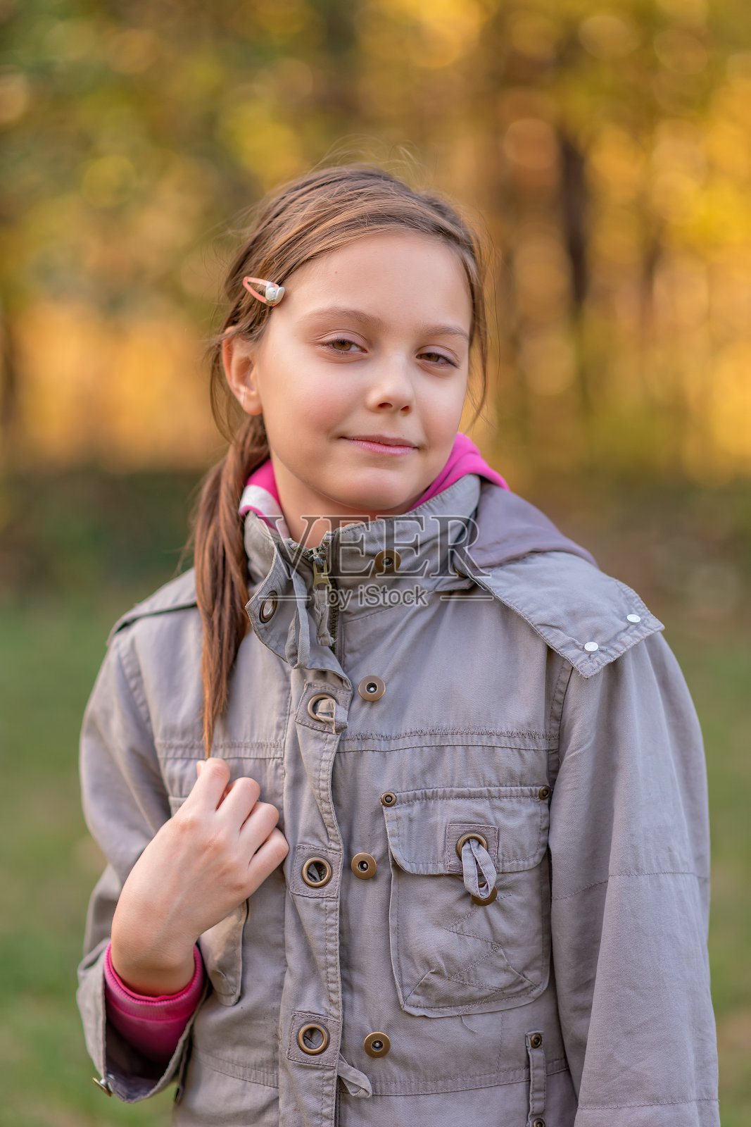 一个女孩的肖像在森林里与美丽的散焦。照片摄影图片