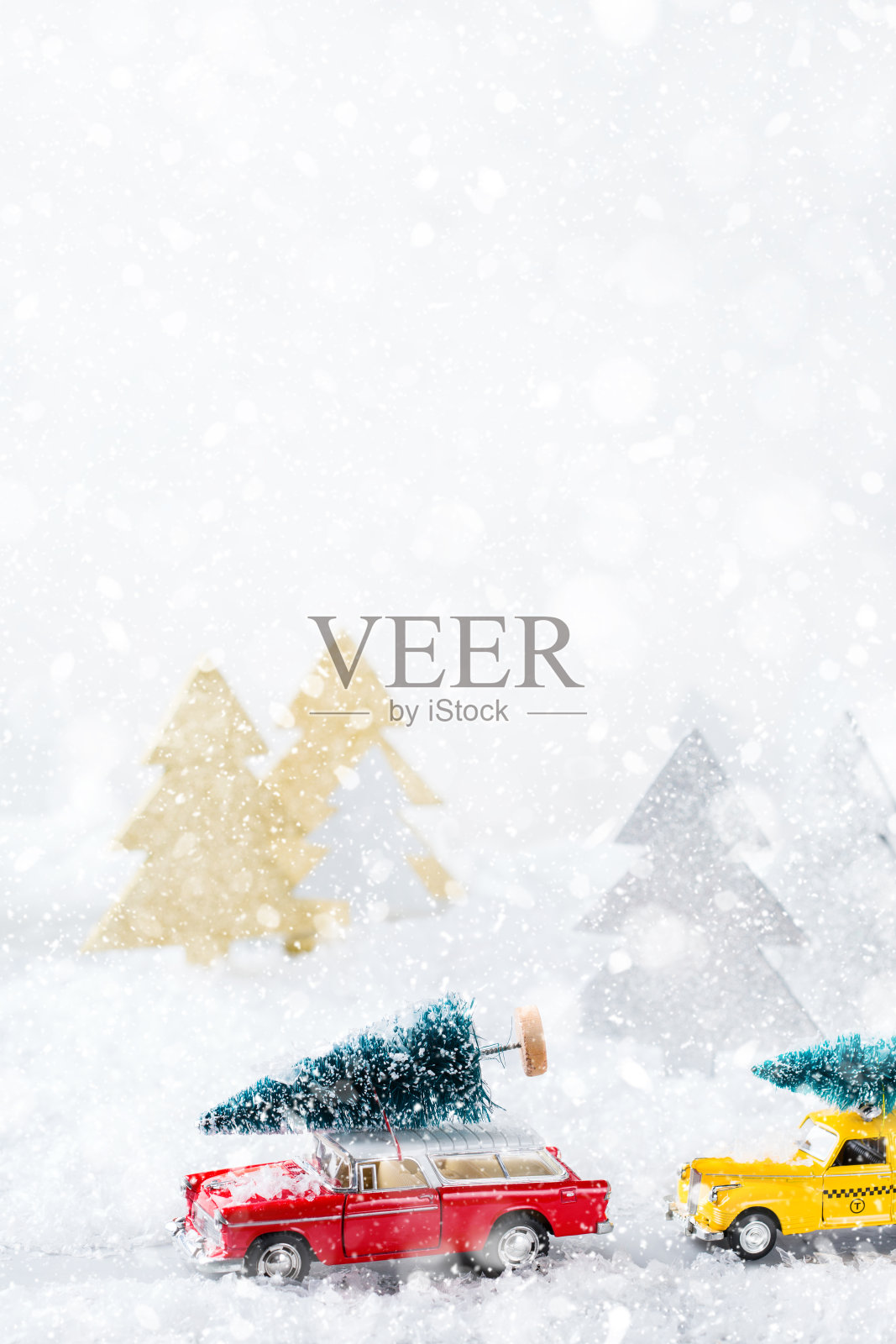 雪地里的玩具车载着圣诞树照片摄影图片