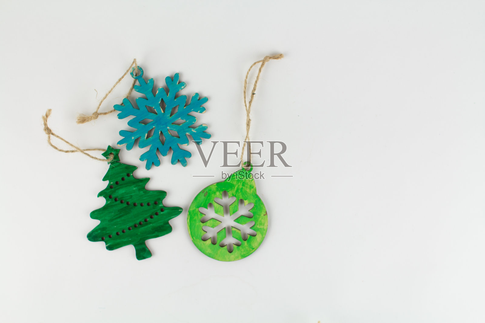 白色背景上的彩色木制圣诞玩具照片摄影图片