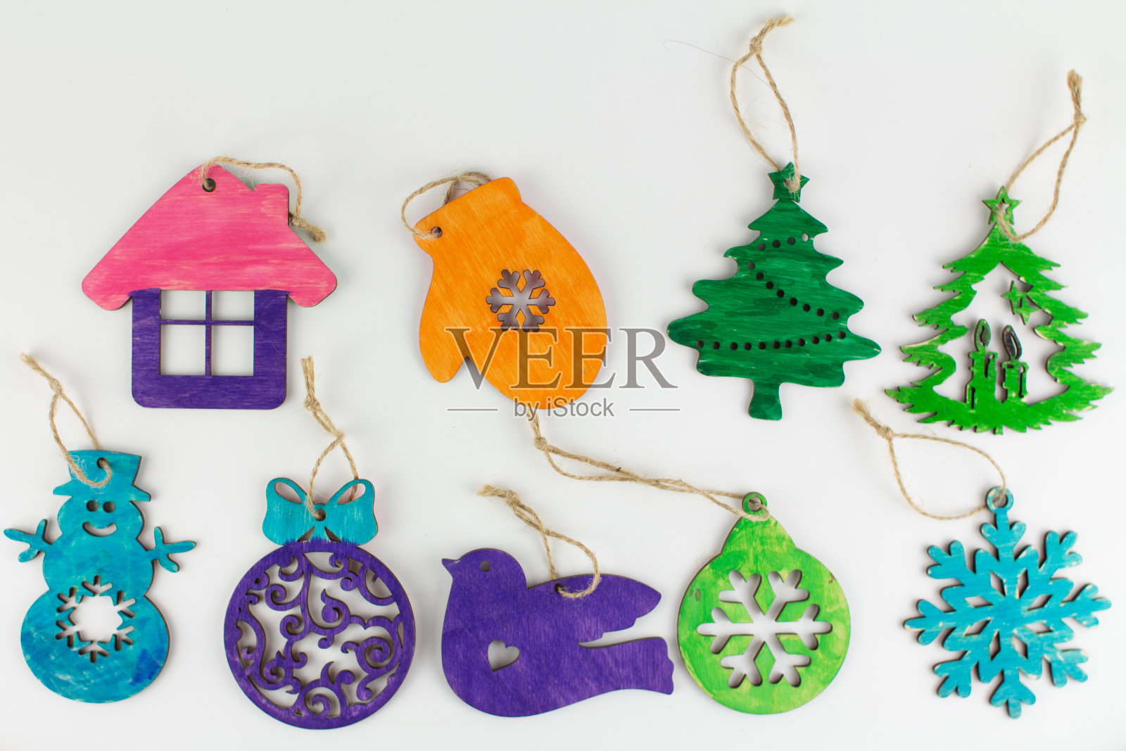 白色背景上的彩色木制圣诞玩具照片摄影图片