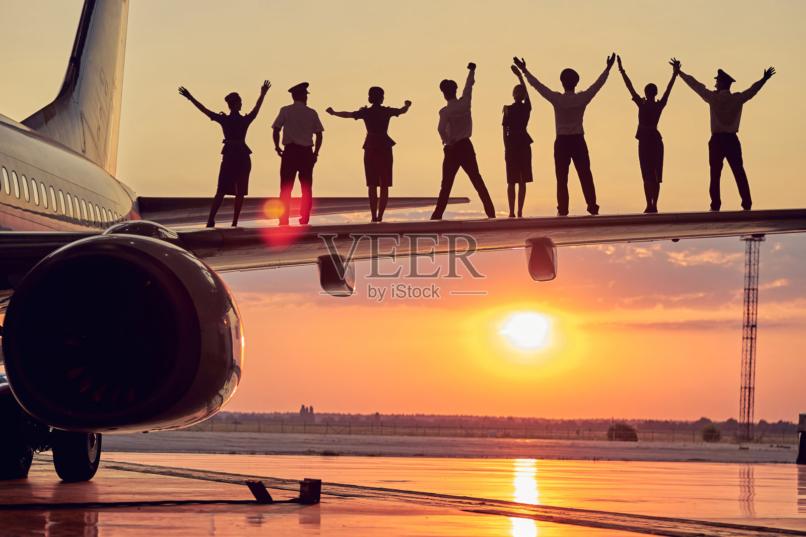 快乐的人们举起双手向天照片摄影图片