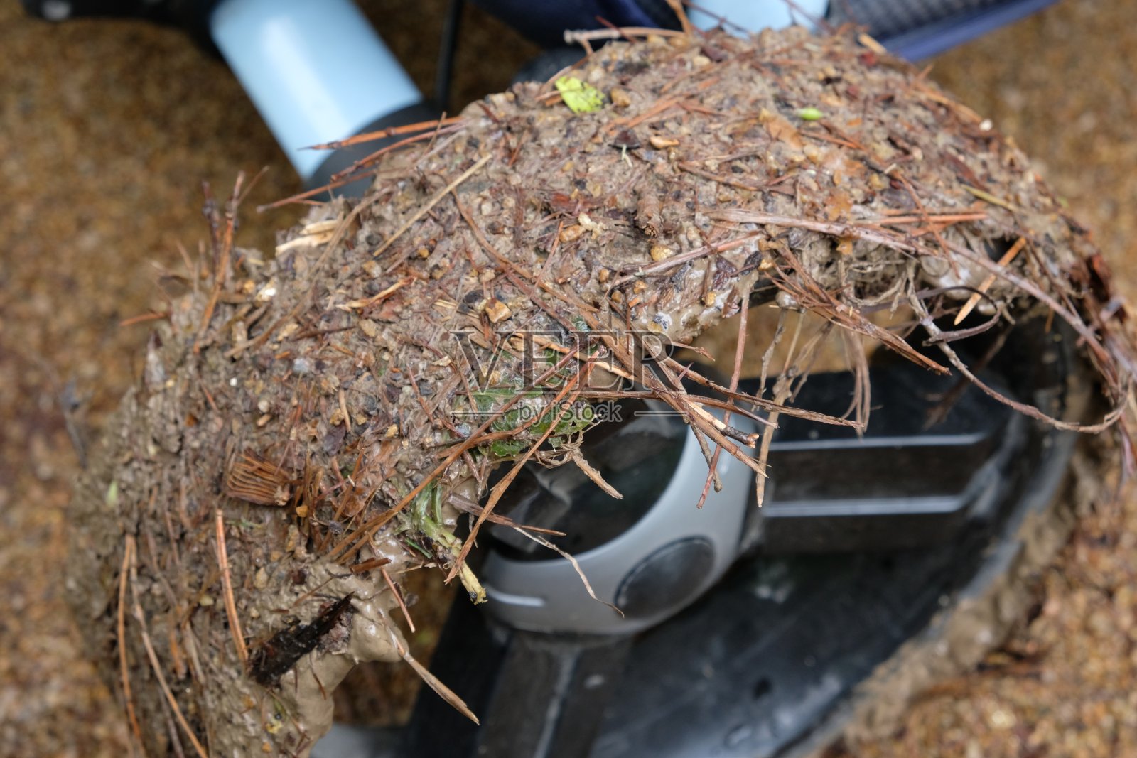 车轮上有泥的婴儿车。行走条件恶劣。照片摄影图片