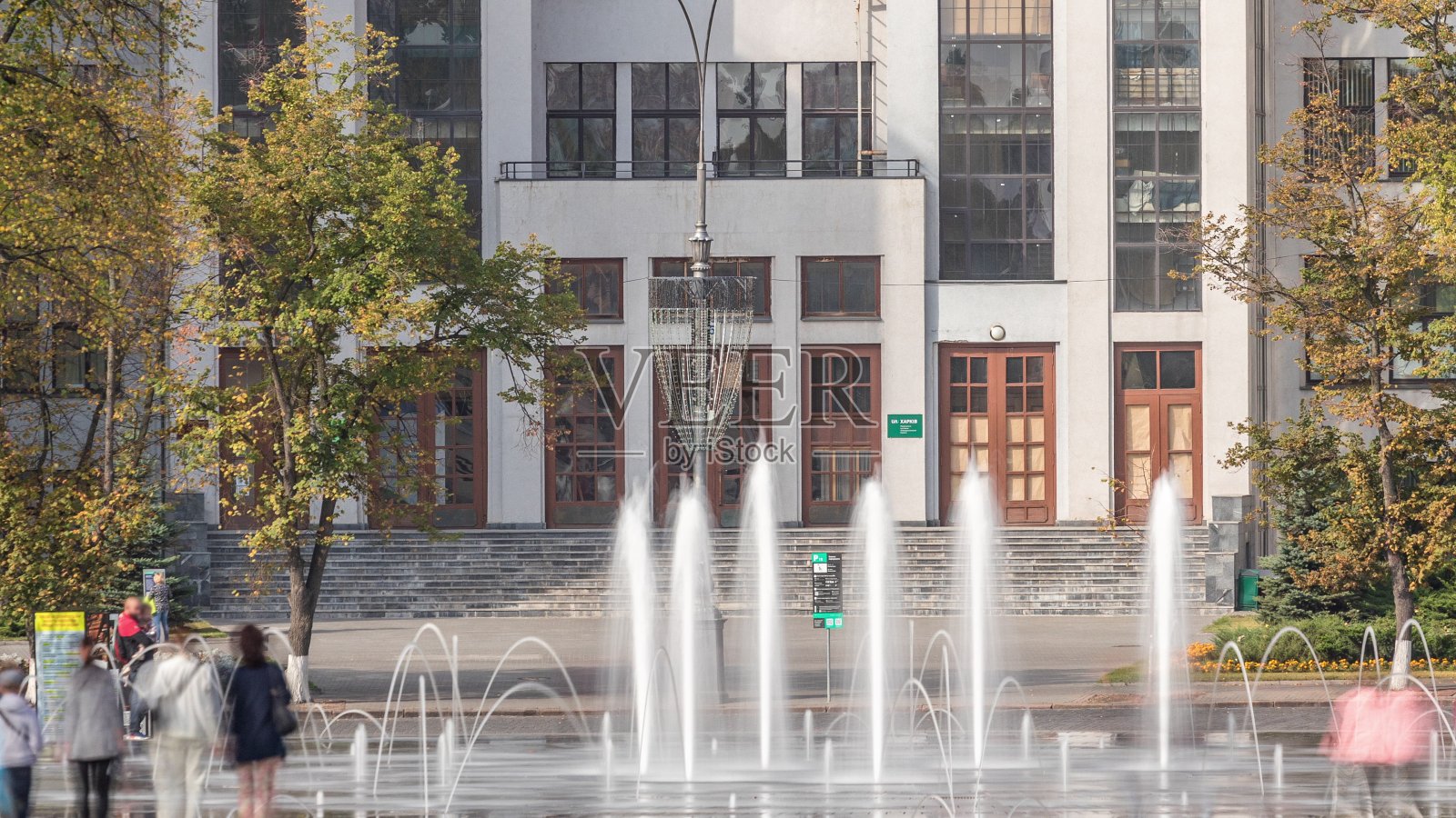 乌克兰哈尔科夫市自由广场上的gospprom建筑和新的干喷泉照片摄影图片