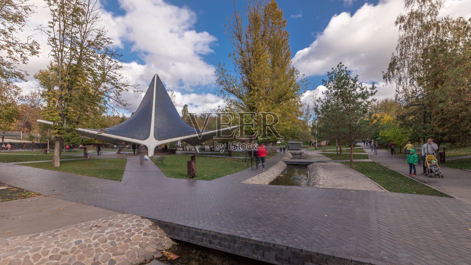 萨尔津亚尔公园区内装备精良的矿泉在哈尔科夫时光流逝照片摄影图片
