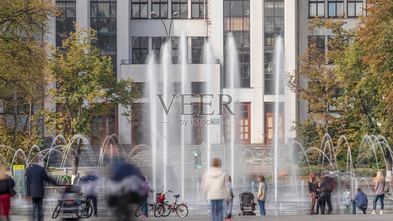 乌克兰哈尔科夫市自由广场上的gospprom建筑和新的干喷泉照片摄影图片