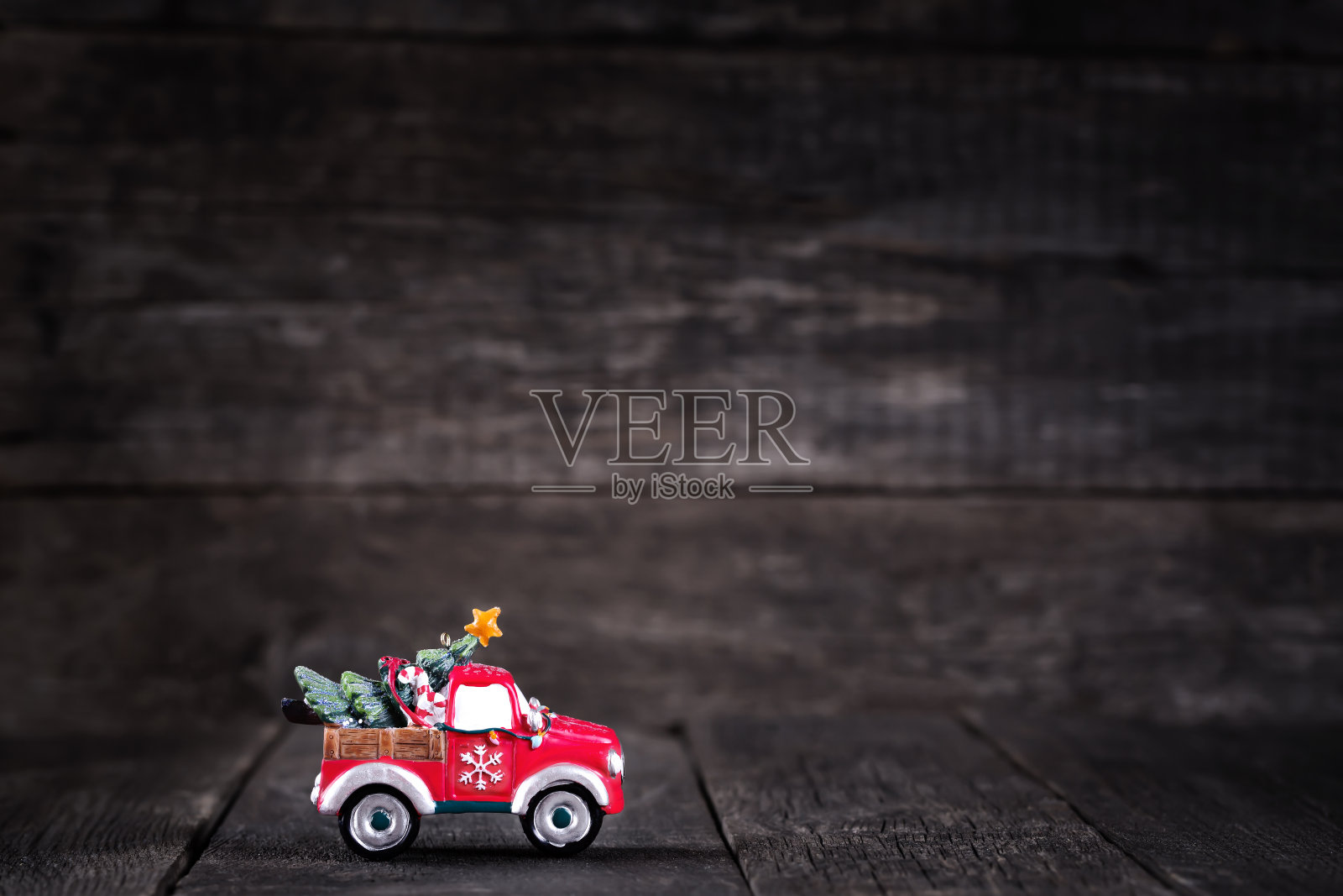 玩具汽车与新年冷杉树在木制的乡村背景照片摄影图片