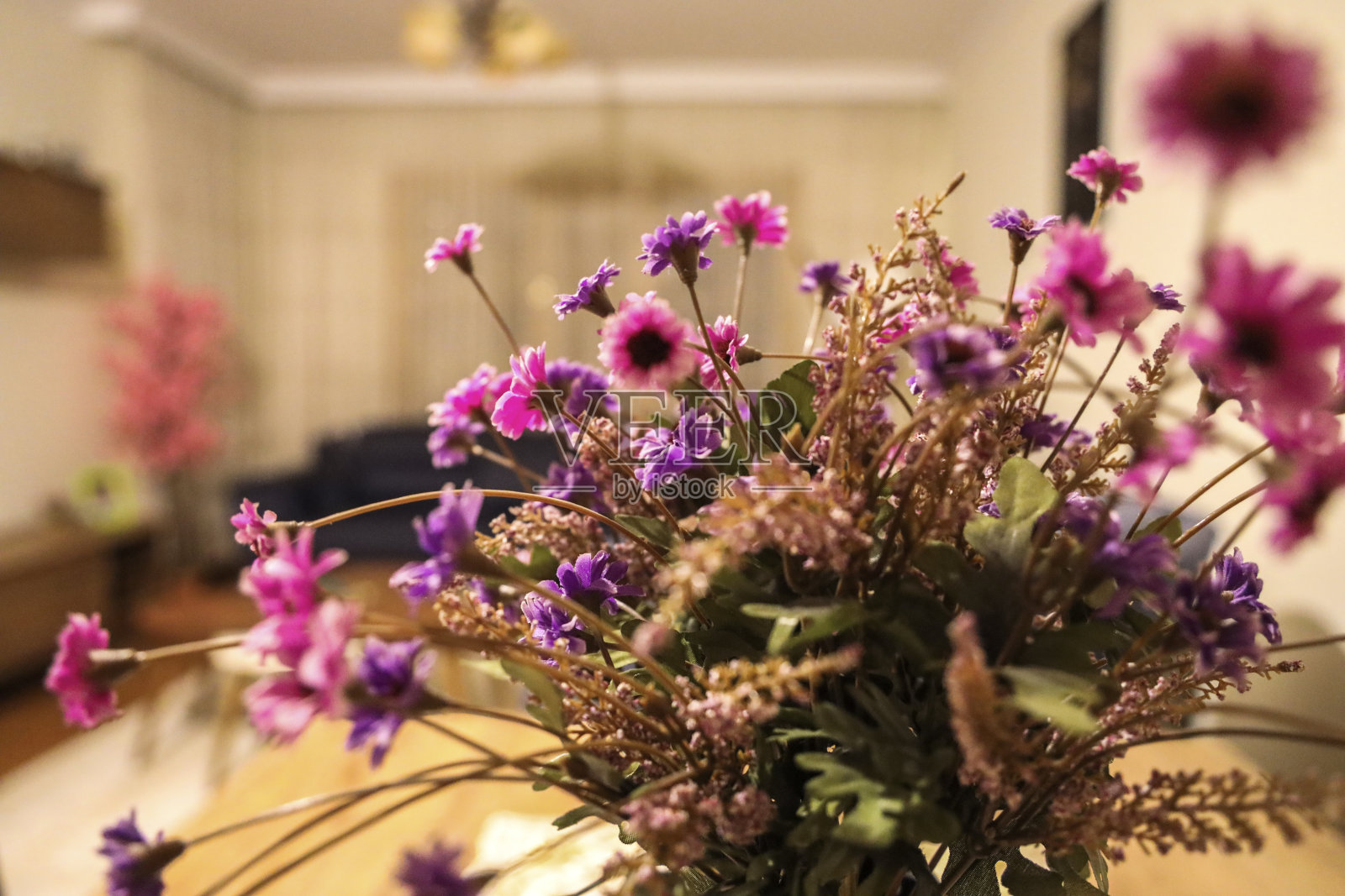 五彩缤纷的桌面装饰手工装饰花照片摄影图片