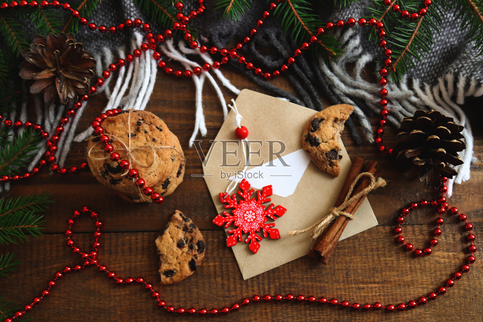 舒适的冬季家庭背景。巧克力饼干，肉桂，信封和圣诞树。节日喜庆，圣诞喜庆概念。俯视图，特写，选择性聚焦照片摄影图片