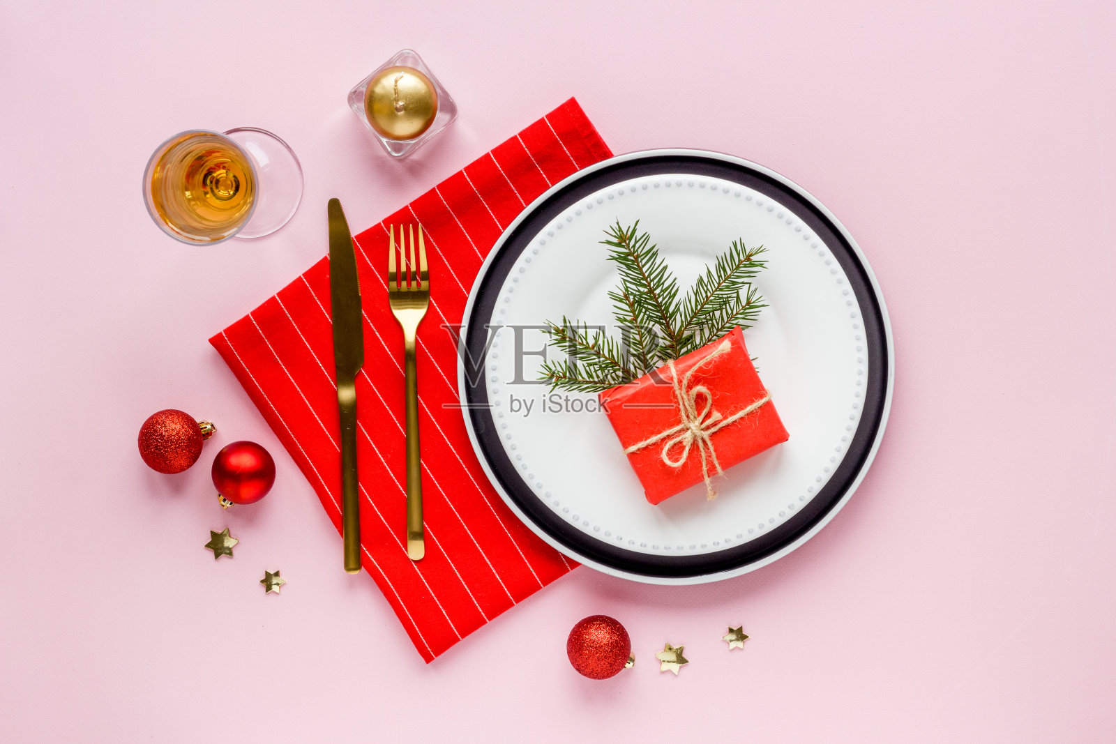 圣诞晚餐装饰的节日场所设置，俯视图照片摄影图片