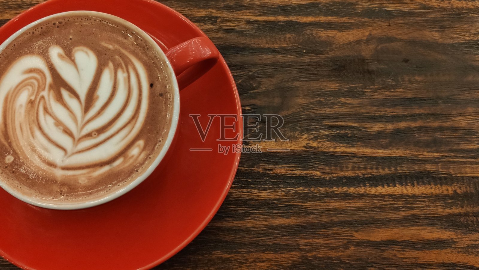 木桌上放着一杯咖啡照片摄影图片