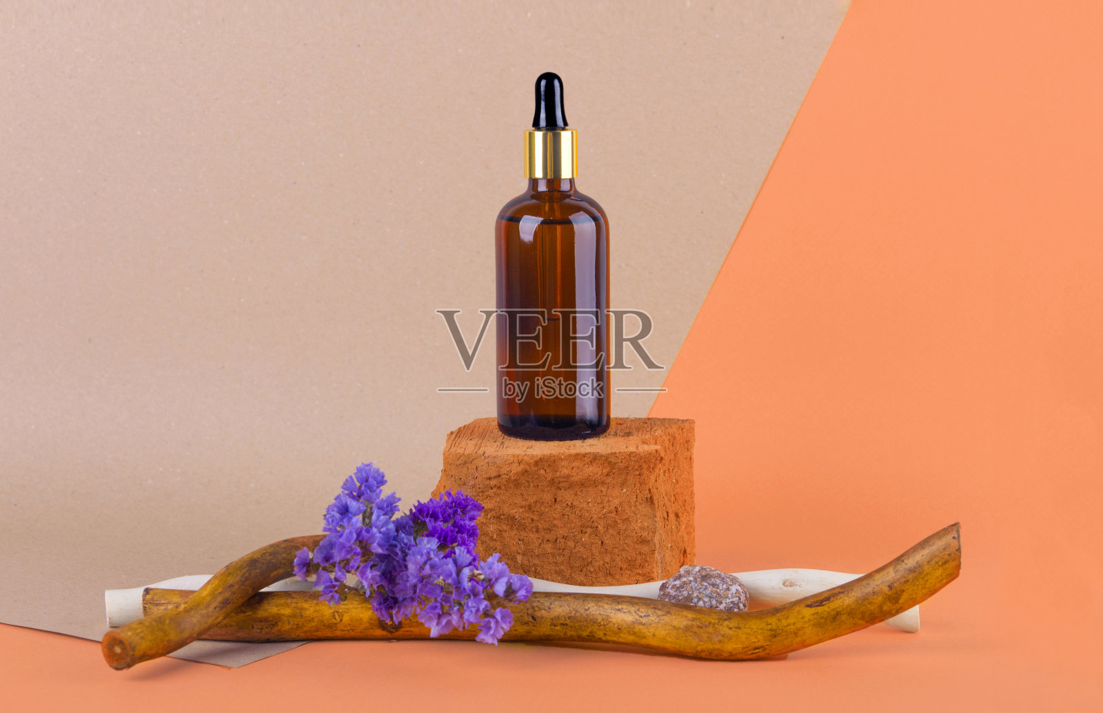 带吸管的凝胶瓶，石质台子上的分配器照片摄影图片