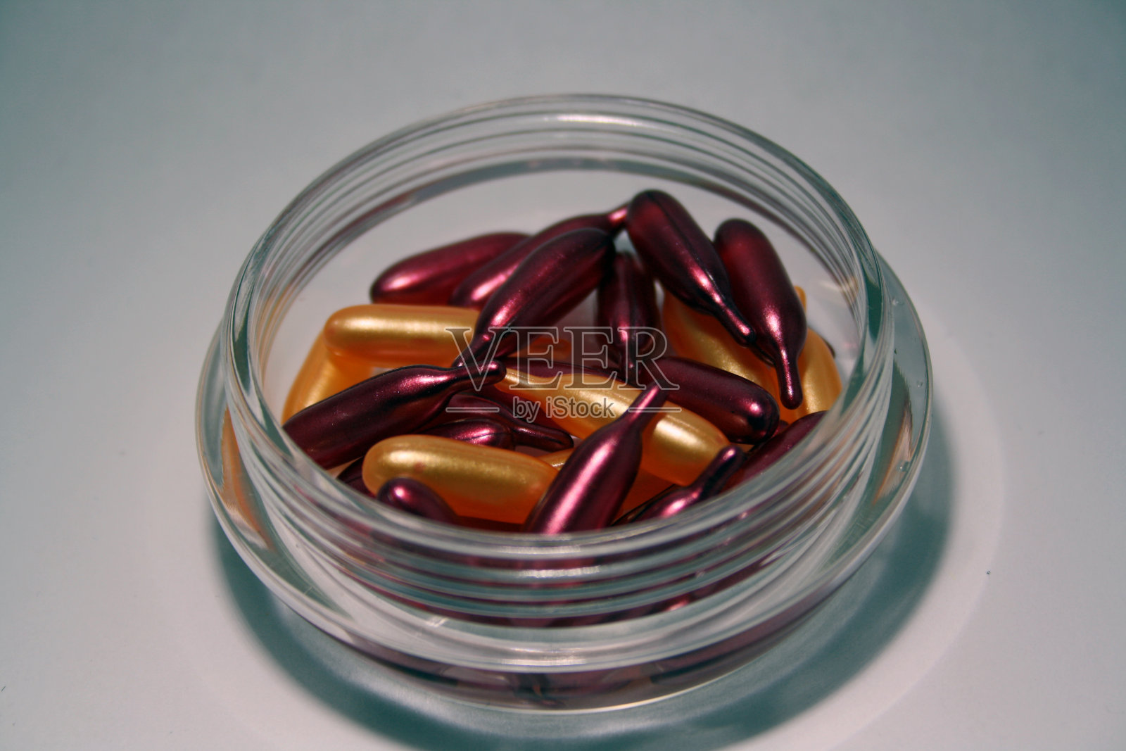 金色胶囊面部孤立在白色背景。照片摄影图片