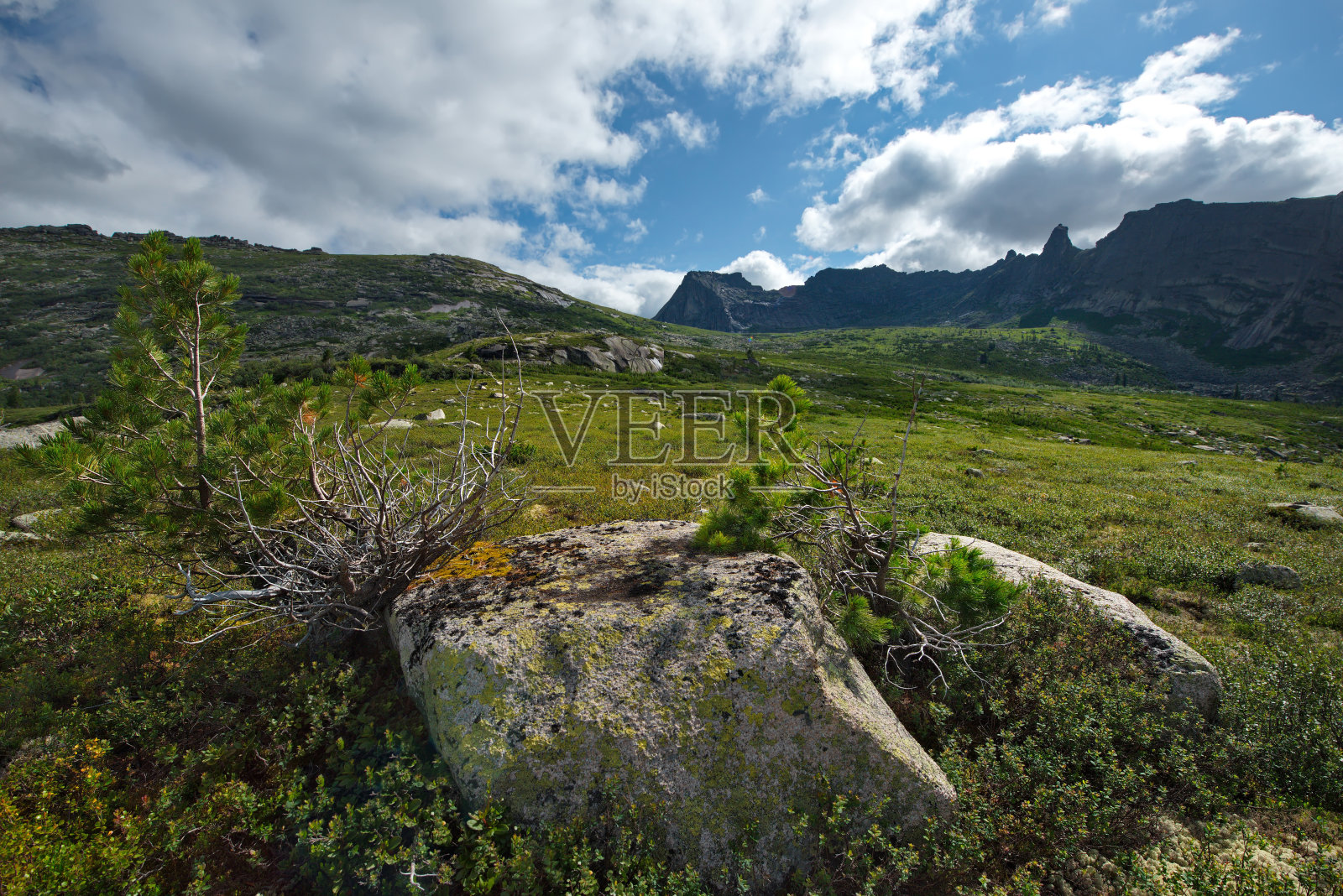东萨彦山的石头通道照片摄影图片