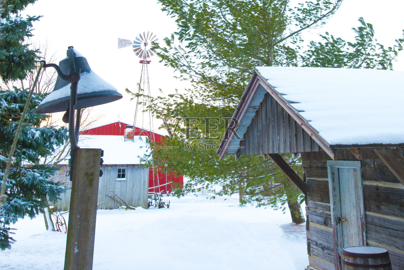 老农场钟与风车背景在印第安纳州霍华德县照片摄影图片