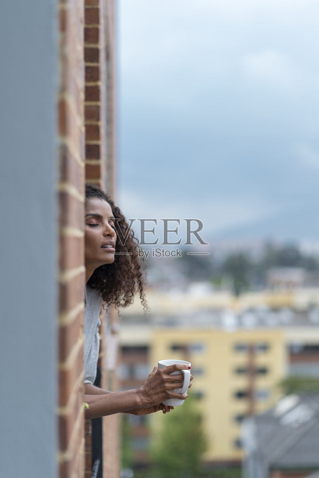 独自在家，对生活感到沮丧的窗边女人照片摄影图片