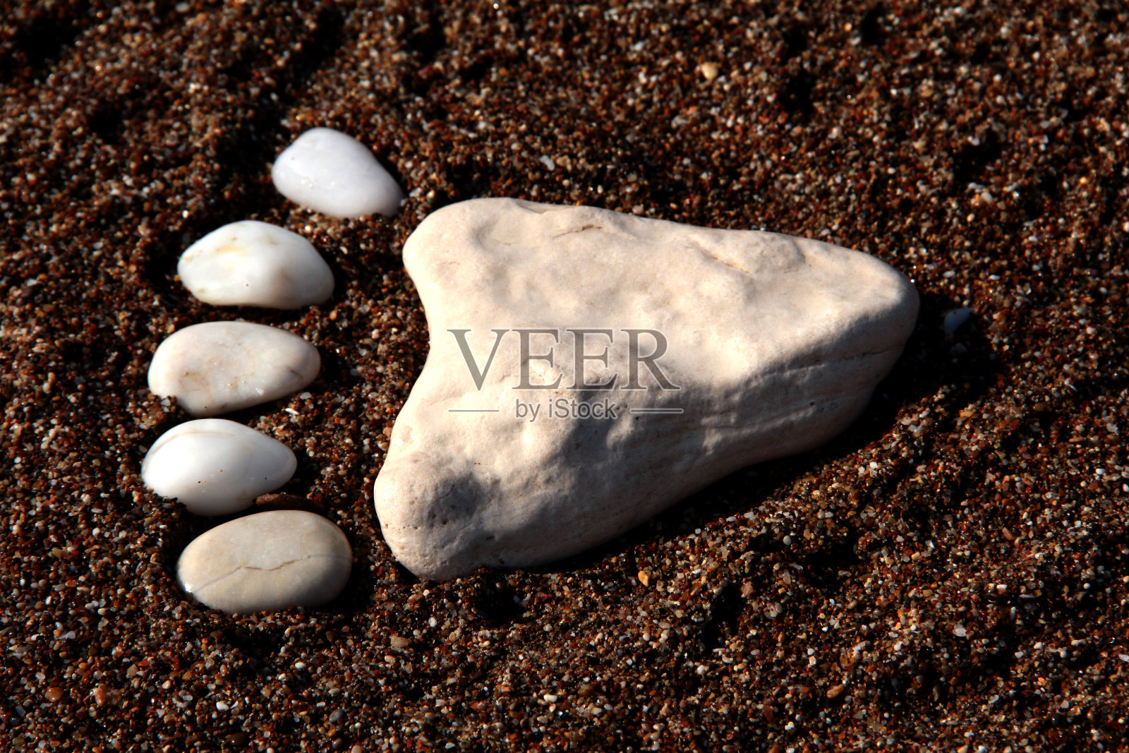 海石做的腿。白海石子。海的背景。照片摄影图片