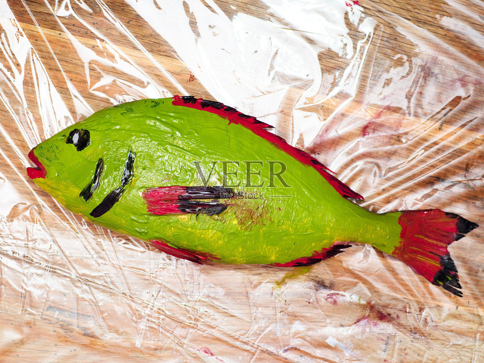 绿色红色黑色彩绘金鲷鱼俯视图照片摄影图片