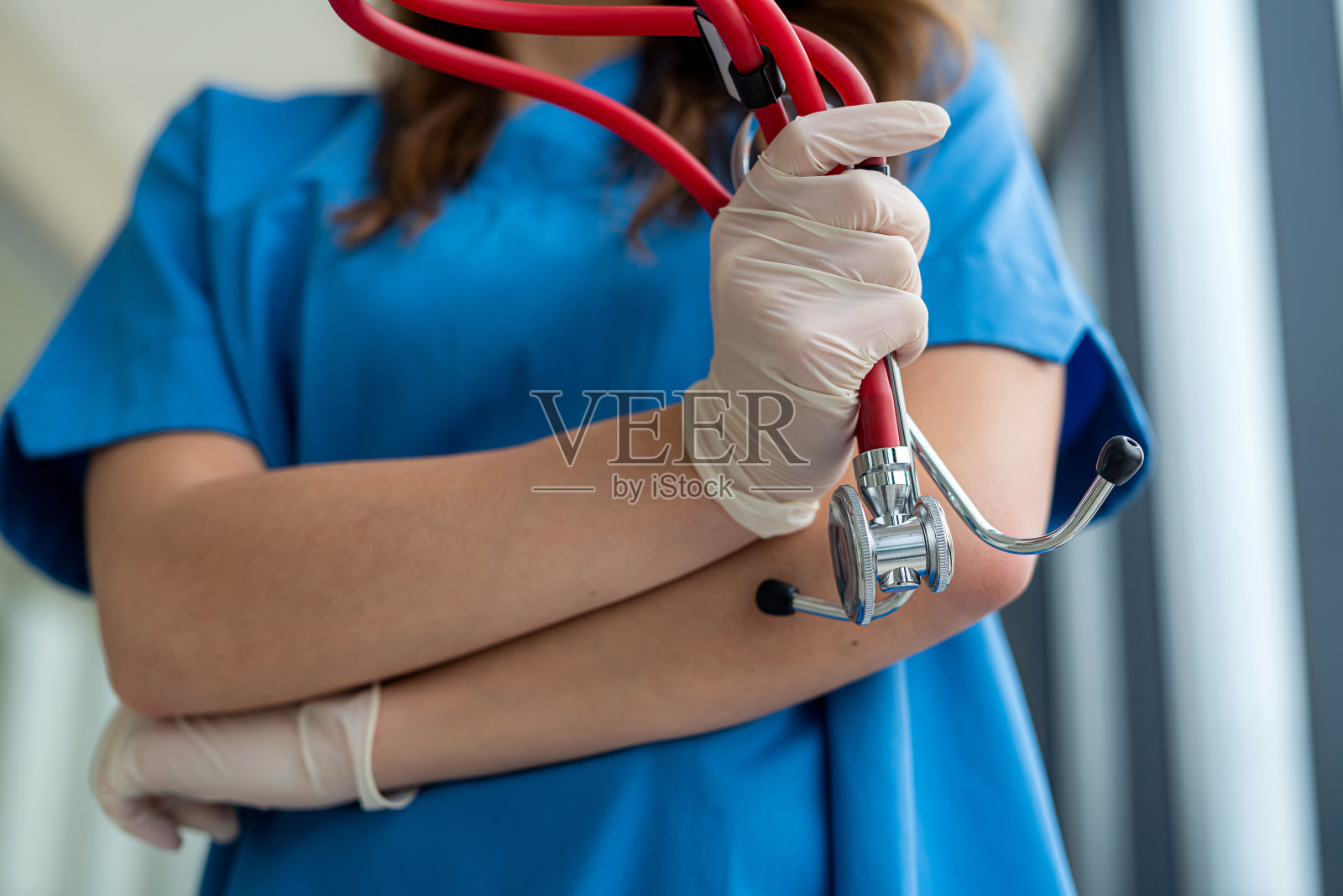 女性护士手持听诊器的特写照片摄影图片