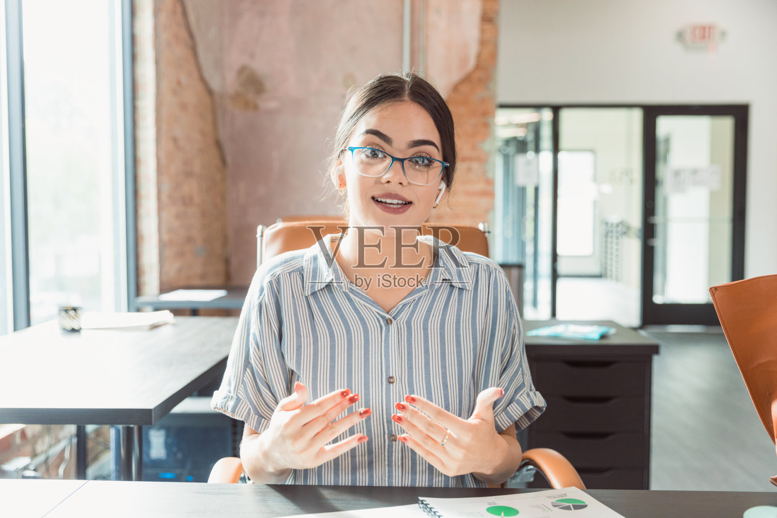 年轻的影响者与观众交谈照片摄影图片