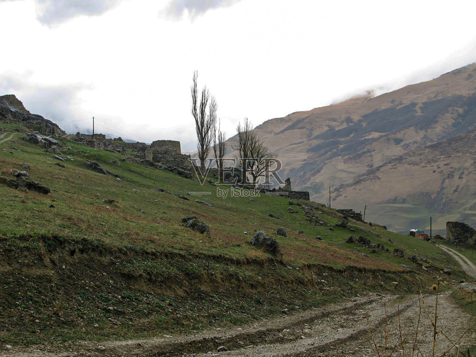 俄罗斯,南奥塞梯。夏天的柯尔塔斯科峡谷，乡间小路。村庄上Fiagdon照片摄影图片