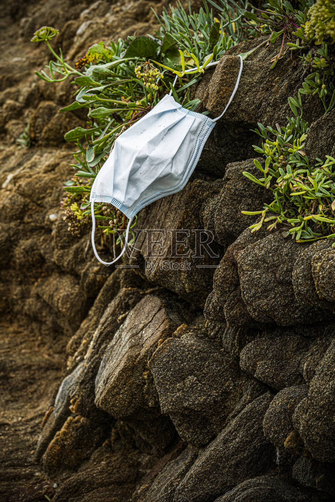 在沙滩上佩戴防护口罩照片摄影图片