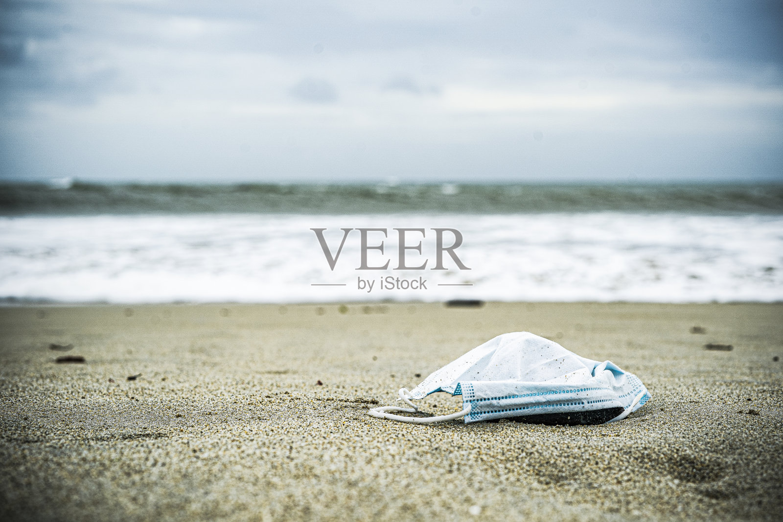 在沙滩上佩戴防护口罩照片摄影图片