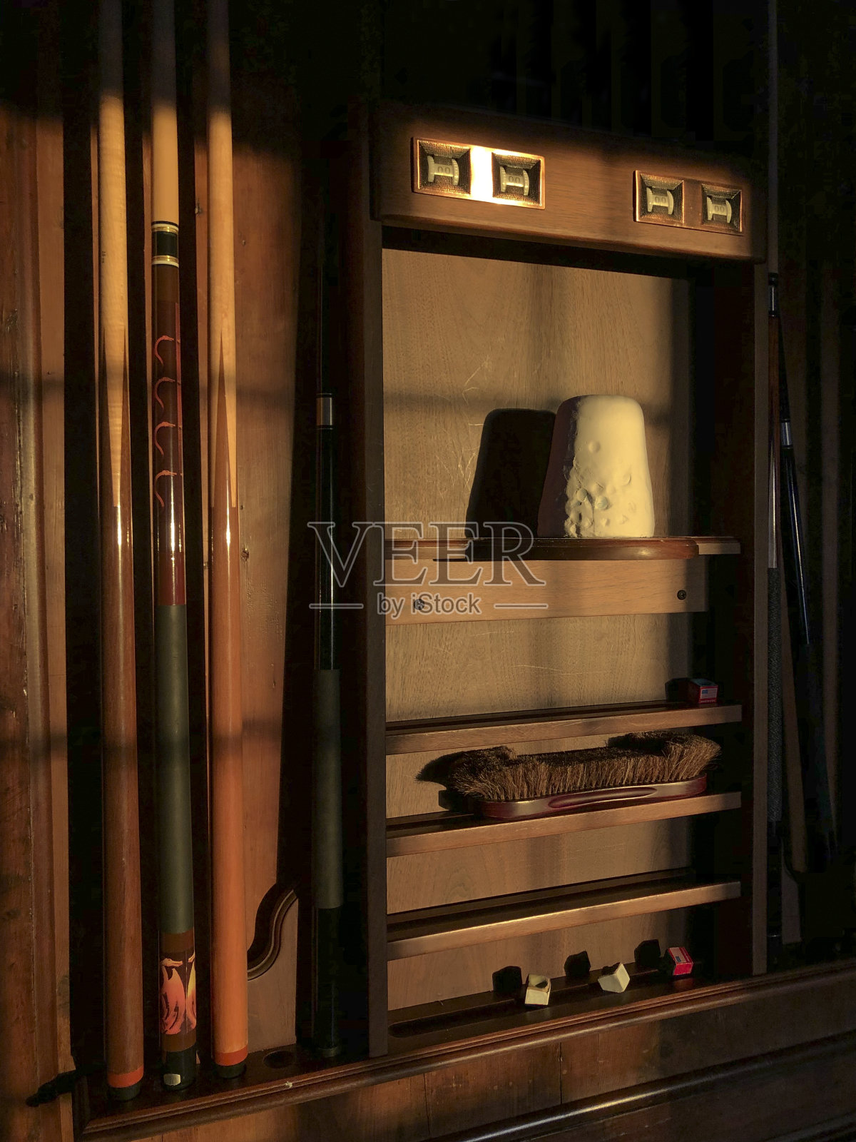 游泳池球杆挂在木制家具上照片摄影图片