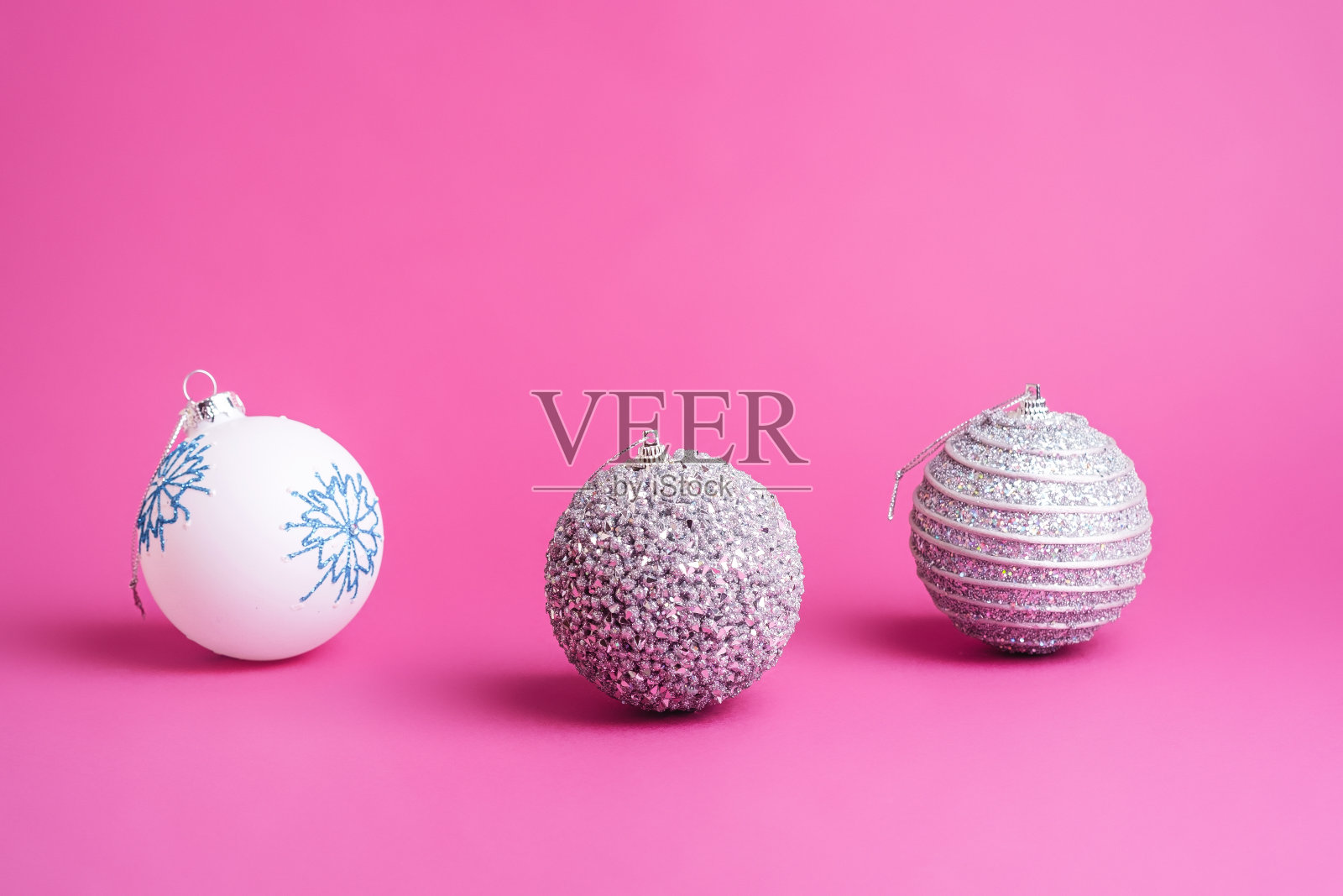 圣诞新年作文。礼物，银色和白色的球装饰在粉红色的背景。寒假的概念。角度视图照片摄影图片