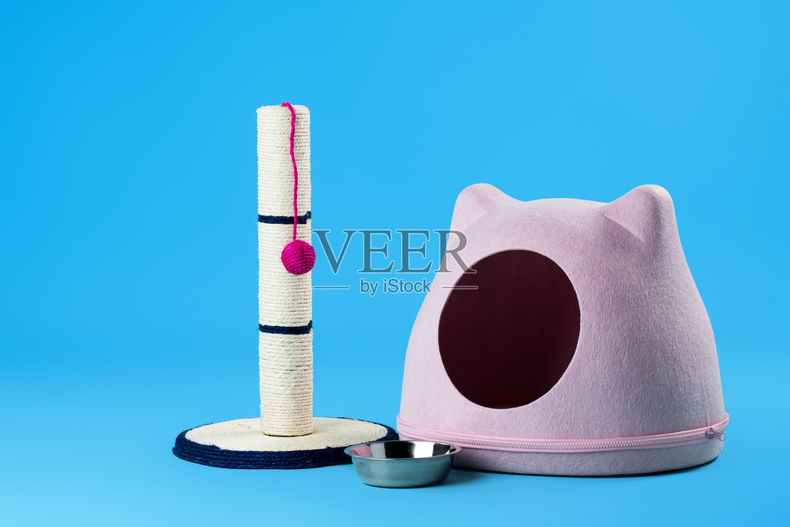 猫的宠物配件:房子，抓柱和碗照片摄影图片