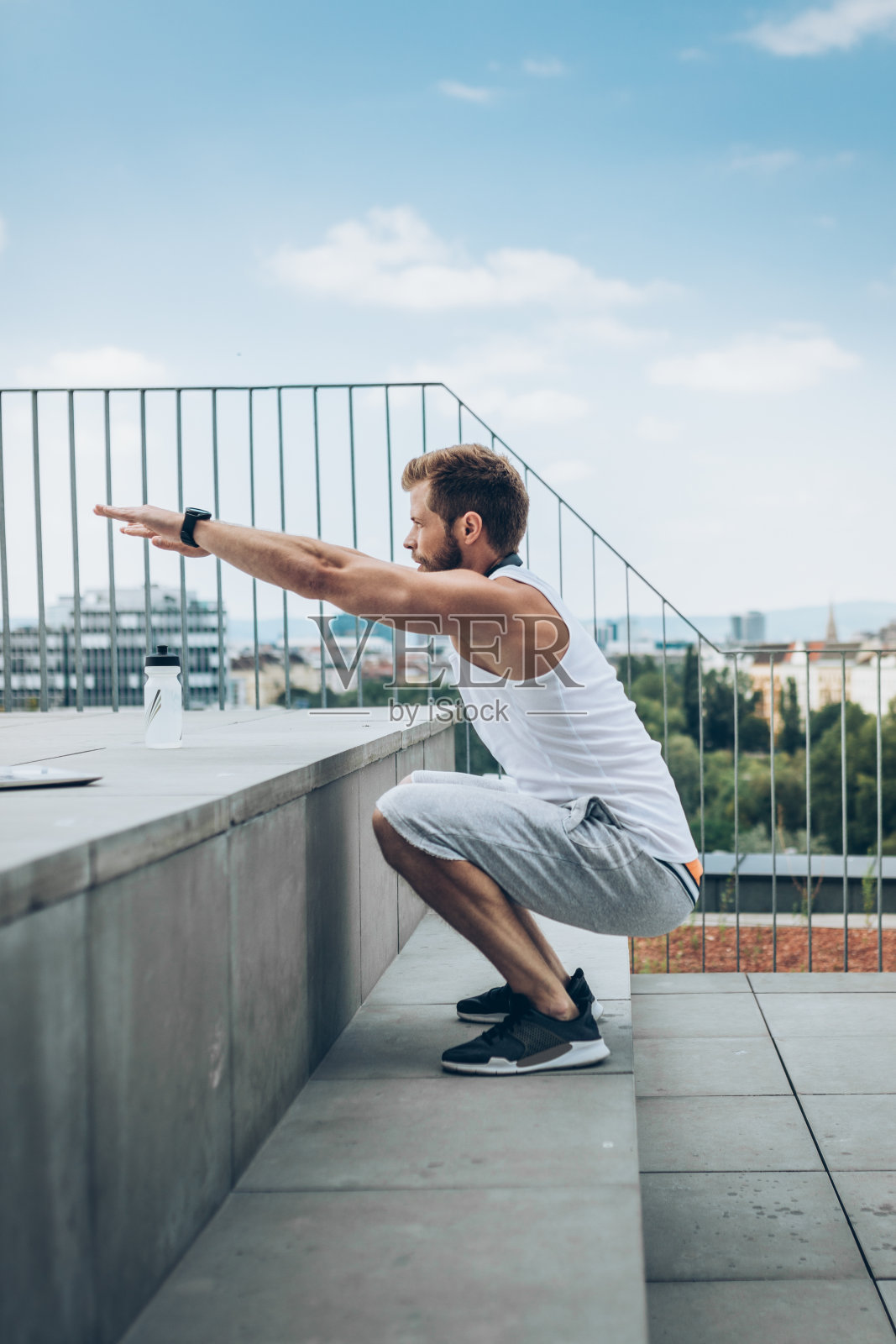 在屋顶露台上进行户外锻炼照片摄影图片